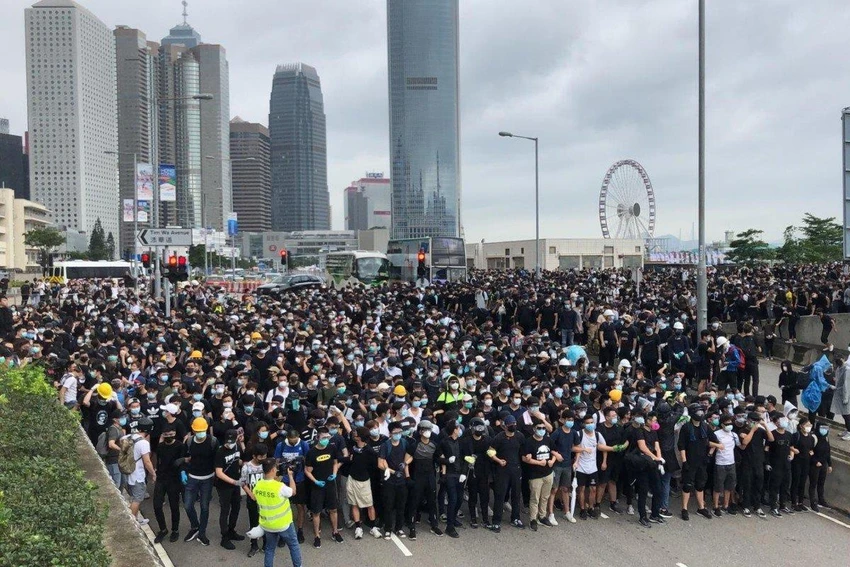 Biểu tình sáng nay 12-6 ở Hong Kong phản đối dự luật dẫn độ. Ảnh: SCMP