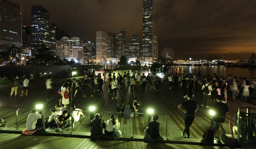 Người dân Hong Kong đã tập trung chuẩn bị biểu tình đầu ngày 12-6. Ảnh: SCMP