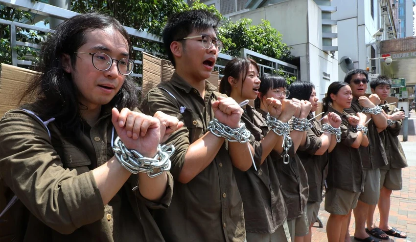 Sinh viên biểu tình bên ngoài trụ sở văn phòng liên lạc Bắc Kinh tại Hong Kong nhằm phản đối luật dẫn độ. Ảnh: SCMP