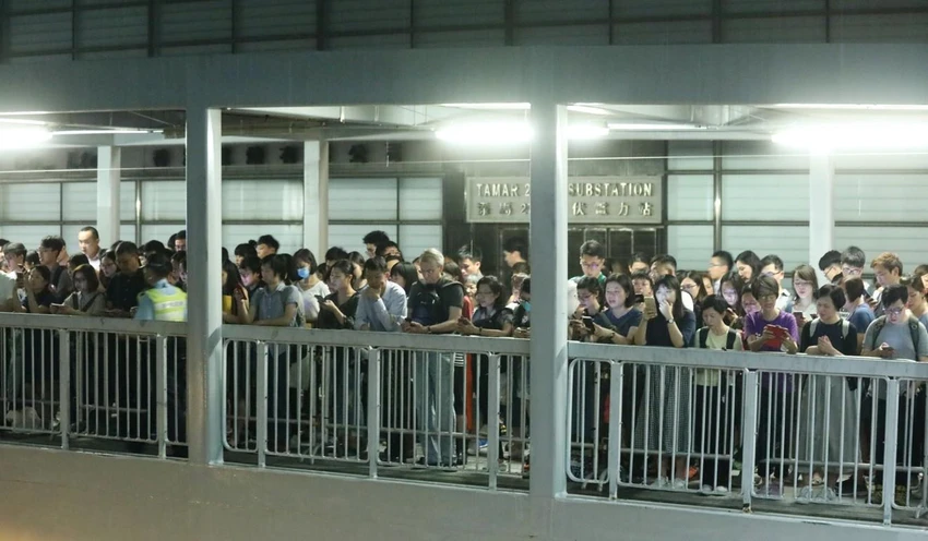Người biểu tình đã tập trung bên ngoài trụ sở chính quyền Hong Kong đầu ngày 12-6. Ảnh: SCMP
