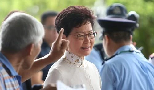 Trưởng Đặc khu Hong Kong Lâm Trịnh Nguyệt Nga gặp những người kiến nghị hủy bỏ dự luật dẫn độ ngày 11-6. Ảnh: SCMP 