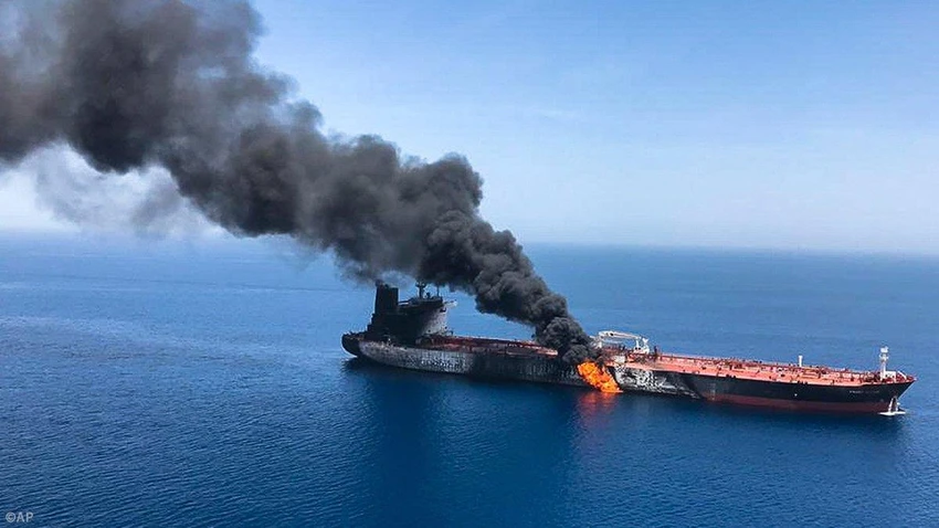 Một tàu dầu thương mại bị tấn công ở Vịnh Oman tuần trước. Ảnh: REUTERS