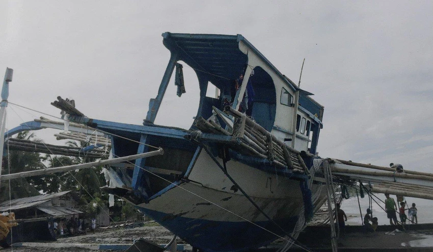 Tàu cá Philippines bị hư hại và đậu trên bãi biển San Jose, tỉnh Occidental Mindoro (Philippines). Ảnh: AP