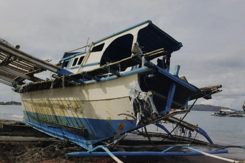 Tàu cá FB Gimver 1 của Philippines bị hư hại. Ảnh: AP