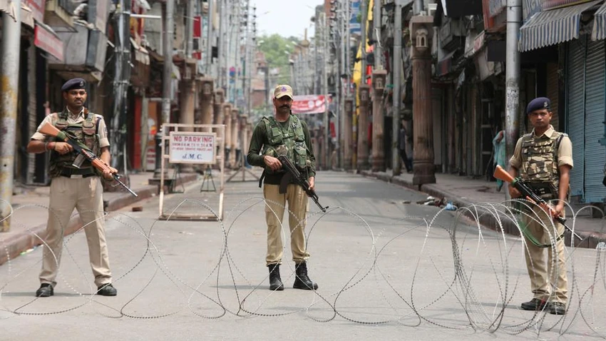 Lính Ấn Độ đứng gác ở bang Jammu & Kashmir ngày 5-2019. Ảnh: REUTERS