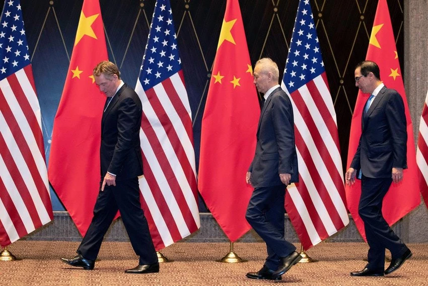 Từ trái sang: Đại diện thương mại Mỹ Robert Lighthizer, Phó Thủ tướng Trung Quốc Lưu Hạc, Bộ trưởng Tài chính Mỹ Steven Mnuchin trong một vòng đàm phán thương mại ở Thượng Hải (Trung Quốc) hồi tháng 7. Ảnh: NYT