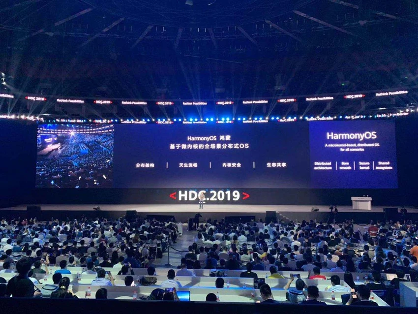 Quang cảnh cuộc họp báo trưa nay của Huawei ra mắt hệ điều hành OS của riêng mình. Ảnh: TWITTER