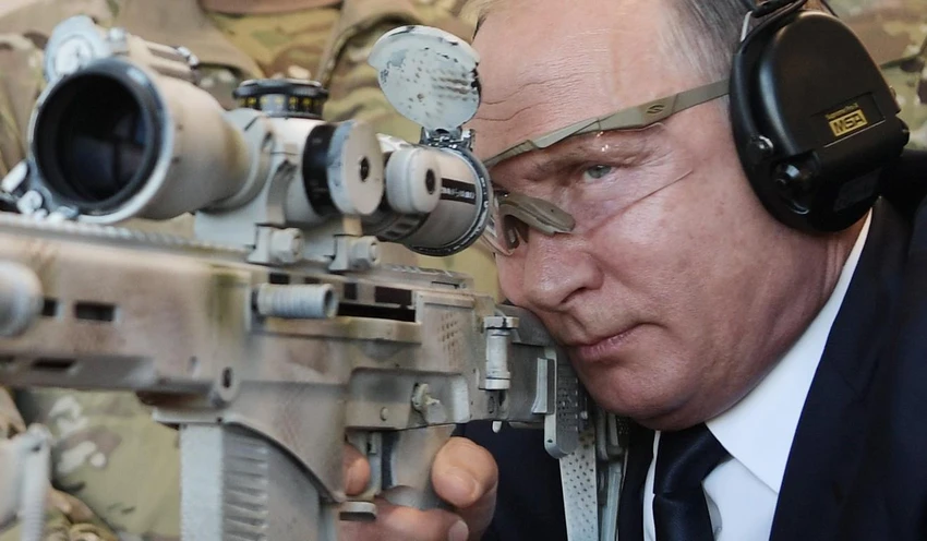 Tổng thống Nga Vladimir Putin ngắm bắn một khẩu súng trường bắn tỉa. Ảnh: AFP
