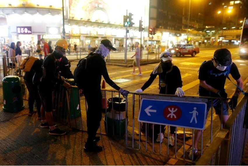 Người dân biểu tình chống dự luật dẫn độ tại Hong Kong tối 10-8. Ảnh: REUTERS