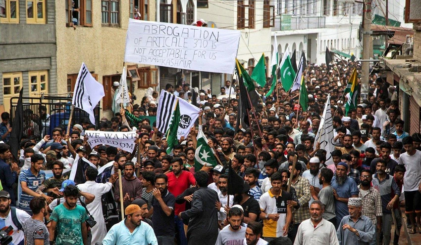 Người Hồi giáo Kashmir biểu tình đòi tự do ở TP Srinagar, bang Jammu and Kashmir (Ấn Độ) ngày 9-8. Ảnh: AFP