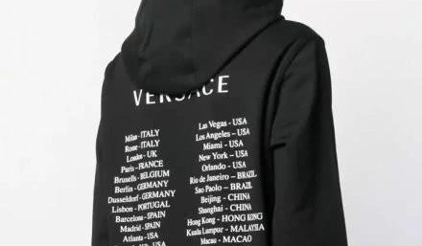 Versace nói đã ngưng bán và hủy mẫu áo này. Ảnh: WEIBO