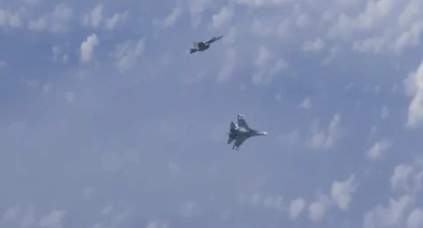 Hình ảnh chiếc F-18 của NATO bị chiếc Su-27 của Nga đuổi ra xa chiếc máy bay chở Bộ trưởng Quốc phòng Nga Sergei Shoigu ở biển Baltic ngày 13-8. Ảnh: BỘ QUỐC PHÒNG NGA