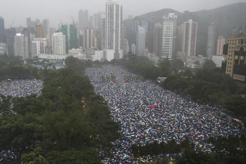Biểu tình tại Hong Kong ngày 18-8 quy mô tới khoảng 1,7 triệu người nhưng chủ yếu diễn ra hòa bình. Ảnh: SCMP