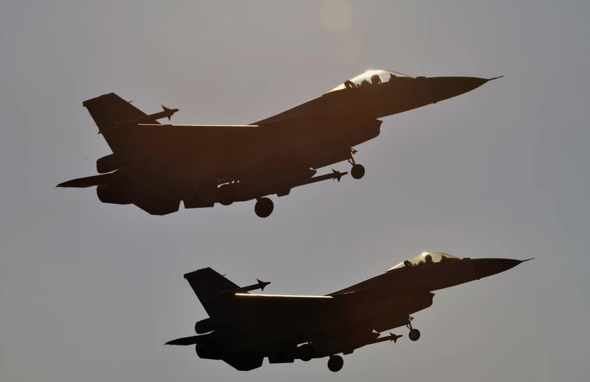 Hai chiếc F-16 cất cánh từ căn cứ không quân Chiayi ở nam Đài Loan. Ảnh: AFP