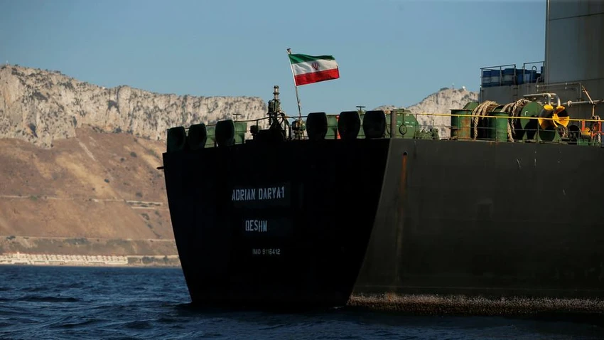 Tàu dầu Adrian Darya 1 vốn là tàu Grace 1 di chuyển qua eo biển Gibraltar ngày 18-8. Ảnh: REUTERS