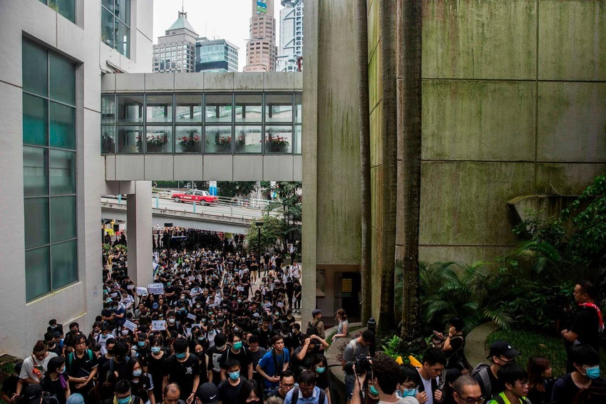 Người biểu tình tuần hành tới Lãnh sự quán Anh ở Hong Kong trong một cuộc biểu tình hồi tháng 6. Ảnh: AFP