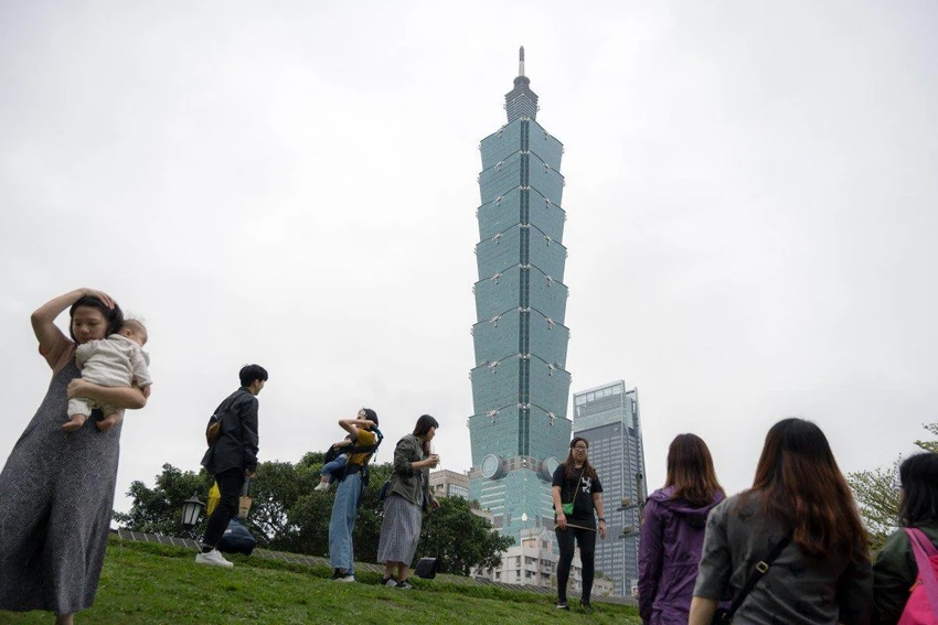 Lượng người Hong Kong đang nhắm chuyển sang Đài Bắc hay các nơi khác của Đài Loan tăng đột biến. Ảnh: BLOOMBERG