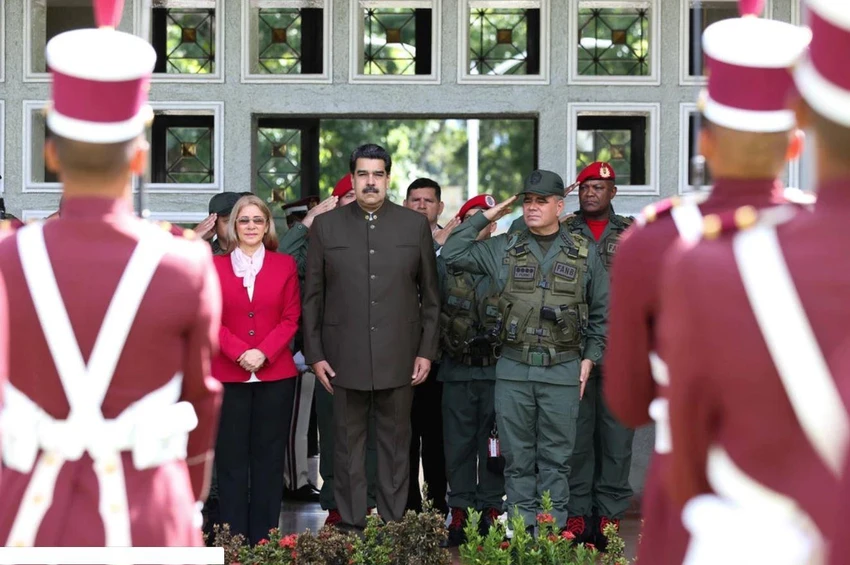 Tổng thống Mỹ Donald Trump cân nhắc áp lệnh phong tỏa hàng hải lên Venezuela, tăng hơn nữa áp lực lên chính phủ Tổng thống Venezuela Nicolas Maduro (giữa). Ảnh: REUTERS
