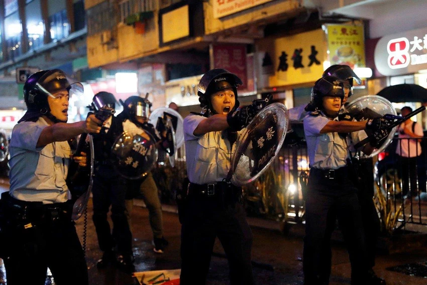 Cảnh sát chĩa súng vào người biểu tình ở Hong Kong ngày 25-8. Ảnh: REUTERS