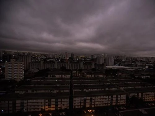Khói cháy rừng bao phủ bầu trời TP Sao Paulo (Brazil). Ảnh: GETTY IMAGES