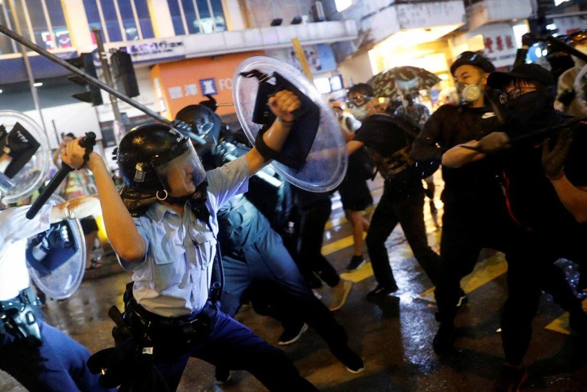 Cảnh sát và người biểu tình Hong Kong xung đột trong đêm bạo lực 25-8. Ảnh: REUTERS