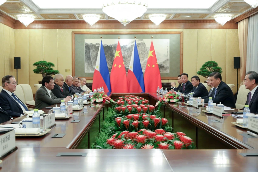 Chủ tịch Trung Quốc Tập Cận Bình (giữa, phải) tiếp Tổng thống Philippines Rodrigo Duterte (giữa, trái) tại Bắc Kinh ngày 29-8. Ảnh: INQUIRER