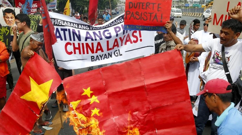Người Philippines biểu tình trước đại sứ quán Trung Quốc ở Philipines ngày 9-4, phản đối tàu Trung Quốc hiện diện ở biển Đông. Ảnh: REUTERS