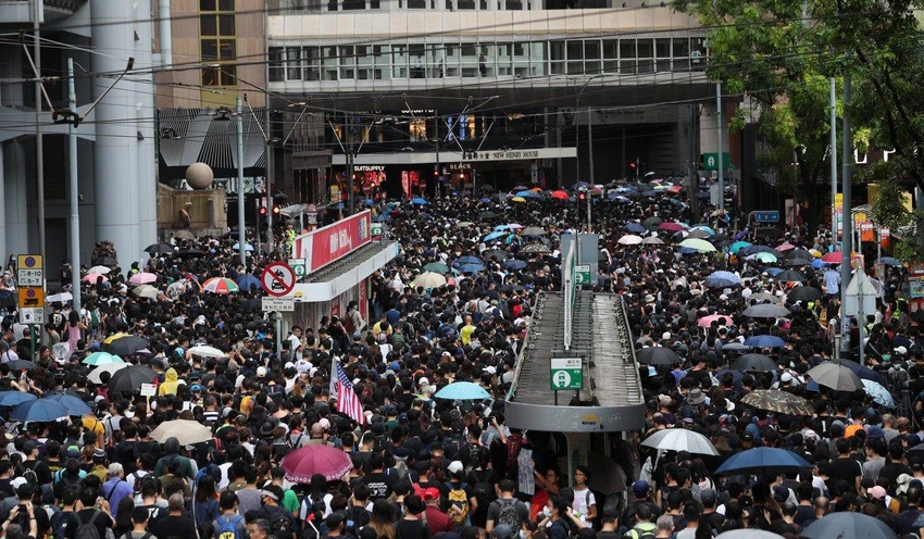 Người biểu tình tràn ngập đường phố Hong Kong ngày 31-8 dù cảnh sát từ chối cấp phép biểu tình. Ảnh: SCMP