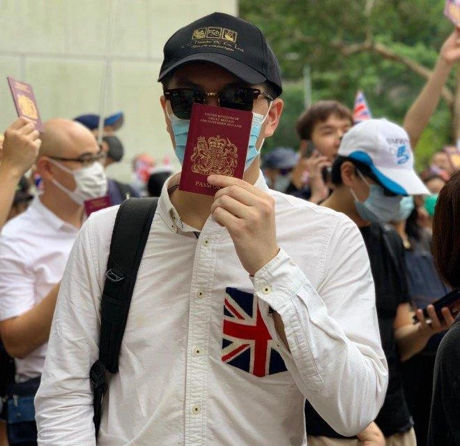 Anh Lo, một kiều dân Anh có mặt trong đoàn biểu tình trước Lãnh sự quán Anh ở Hong Kong chiều 1-9. Ảnh: SCMP
