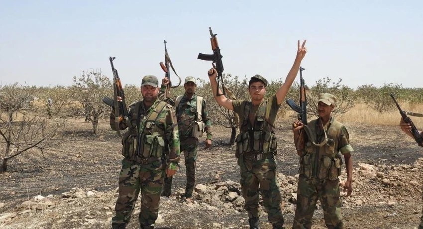 Quân đội Syria bên ngoài ngoại ô thị trấn Khan Sheikhoun. Ảnh: SPUTNIK
