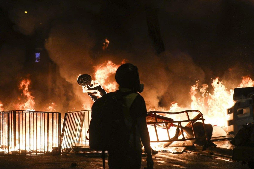 Lửa cháy trên đường phố Hong Kong ngày 31-8. Ảnh: SCMP