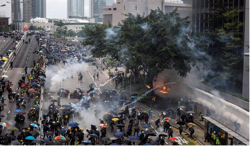 Cảnh sát bắn hơi cay vào người biểu tình Hong Kong ngày 31-8. Ảnh: SCMP