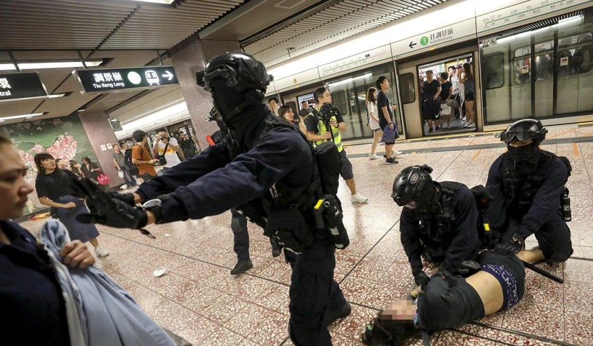 Cảnh sát chống bạo động bắt người biểu tình ở Hong Kong ngày 31-8. Ảnh: SCMP