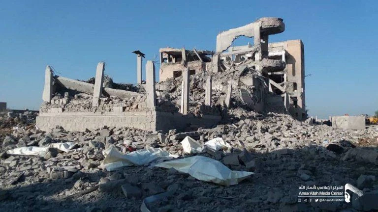 Hiện trường hứng không kích của Saudi Arabia ở TP Dhamar (Yemen) ngày 1-9. Ảnh: SOUTHFRONT