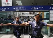 Sân bay Hong Kong tê liệt, tràn ngập người biểu tình, cảnh sát