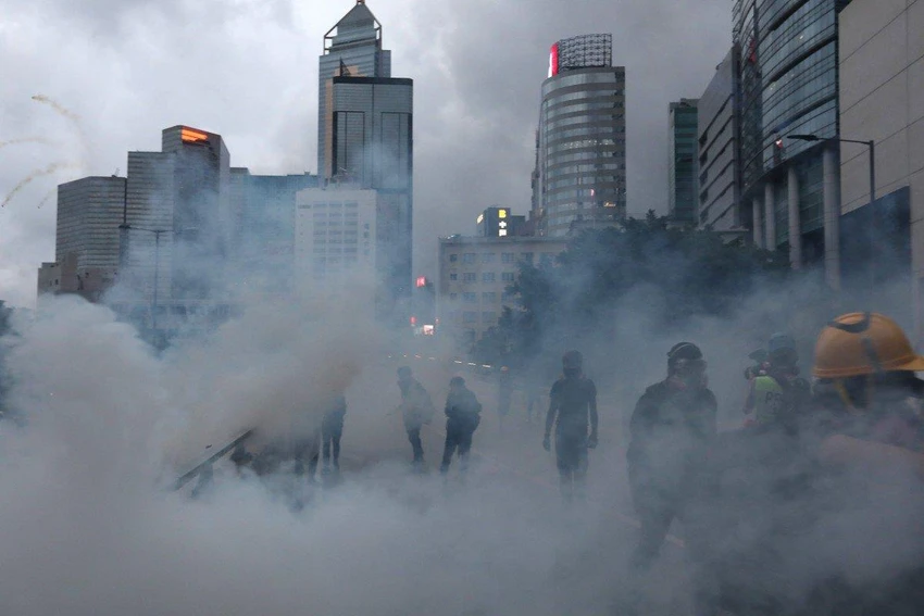 Cảnh sát dùng hơi cay giải tán biểu tình ở Hong Kong ngày 31-8. Ảnh: SCMP