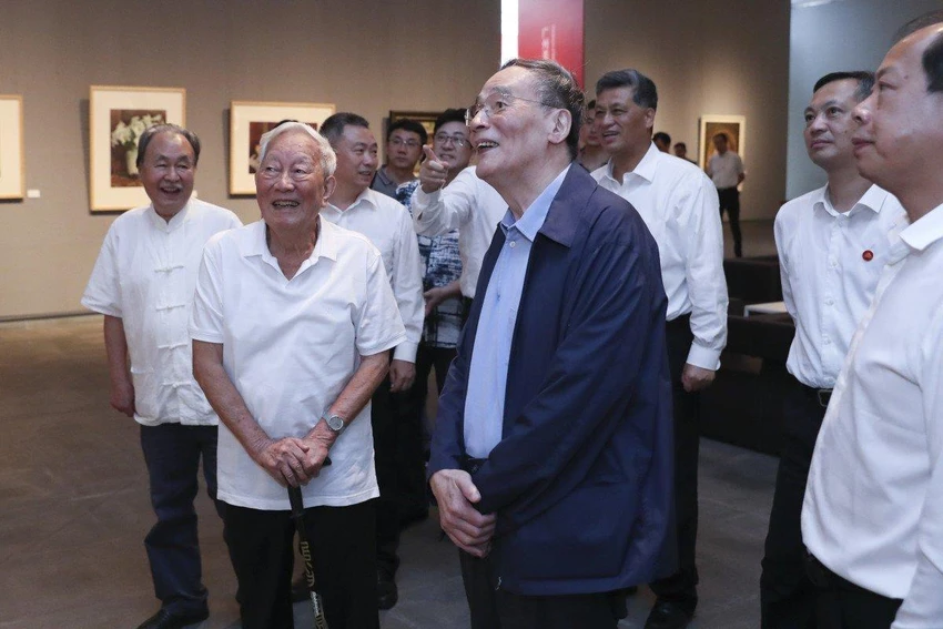 Phó Chủ tịch Trung Quốc Vương Kỳ Sơn thăm Học viện Mỹ thuật Quảng Châu ở tỉnh Quảng Đông. Ảnh: THX