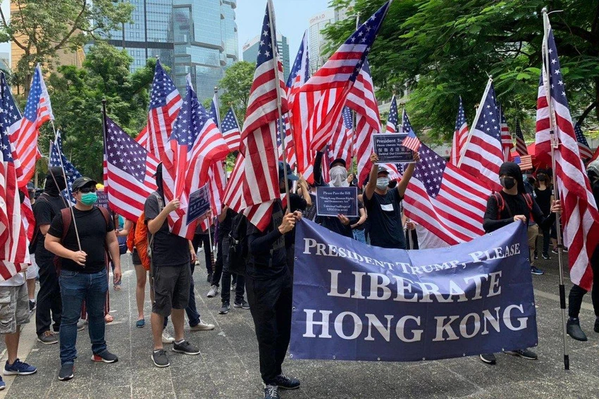 Người biểu tình Hong Kong mang cờ Mỹ kéo đến lãnh sự quán Mỹ ngày 8-9 kêu gọi ủng hộ. Ảnh: SCMP
