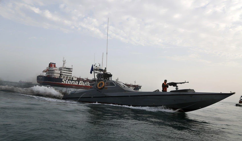 Một xuồng máy tốc độ cao của Vệ binh Cách mạng Iran chạy quanh tàu dầu Stena Impero mang cờ Anh tại cảng Bandar Abbas, thủ phủ tỉnh Hormozgān phía nam Iran hồi tháng 7. Ảnh: AP