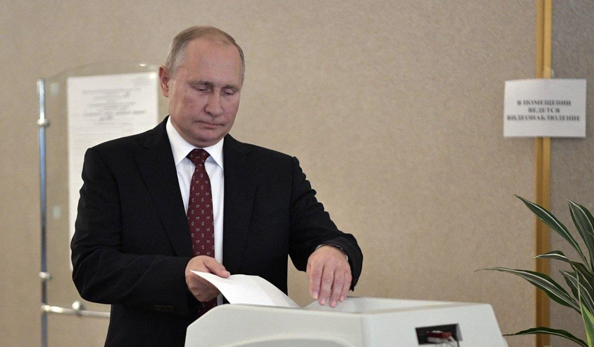 Tổng thống Nga Vladimir Putin bỏ phiếu tại Moscow (Nga) ngày 8-9. Ảnh: EPA