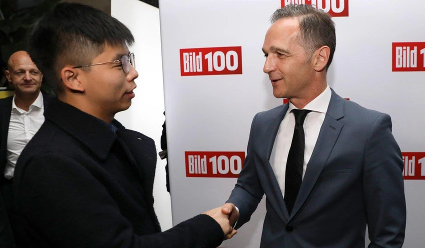 Hoàng Chi Phong (trái) bắt tay với Ngoại trưởng Đức Heiko Maas tại Berlin ngày 9-9. Ảnh: EPA