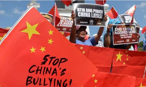 Dân Philippines biểu tình phản đối Trung Quốc bắt nạt hàng hải tại biển Đông. Ảnh: GETTY IMAGES