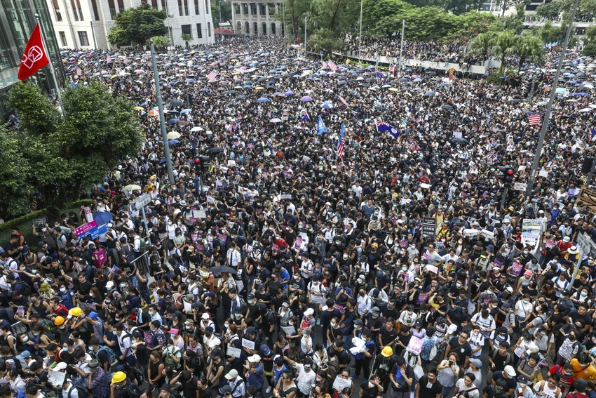 Truyền thông nhà nước Trung Quốc tăng cường lên án người biểu tình Hong Kong. Ảnh: SCMP