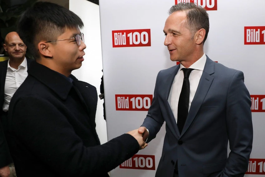 Hoàng Chi Phong (trái) bắt tay với Ngoại trưởng Đức Heiko Maas tại Berlin ngày 9-9. Ảnh: EPA