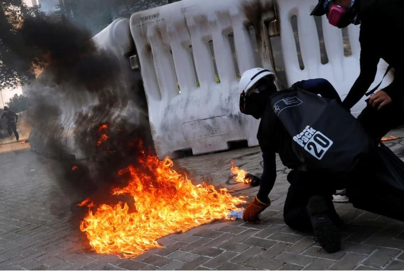Người biểu tình quá khích phóng hỏa đường phố Hong Kong ngày 15-9. Ảnh: REUTERS