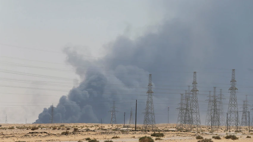Khói bốc lên từ đám cháy tại nhà máy lọc dầu Aramco ở phía đông Saudi Arabia ngày 14-9. Ảnh: REUTERS