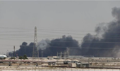Khói bốc lên từ đám cháy tại nhà máy lọc dầu Aramco ở phía đông Saudi Arabia ngày 14-9. Ảnh: REUTERS