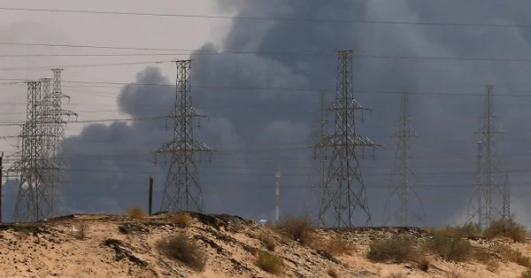 Khói bốc lên từ đám cháy tại nhà máy lọc dầu Abqaiq ở phía đông Saudi Arabia ngày 14-9. Ảnh: REUTERS