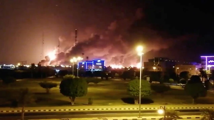 Nhà máy lọc dầu Abqaiq ở phía đông Saudi Arabia ngập trong lửa sau vụ tấn công ngày 14-9. Ảnh: REUTERS