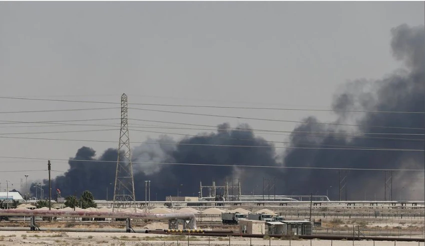 Khói bốc lên từ nhà máy lọc dầu Abqaiq của Saudi Arabia sau khi nhà máy này bị tấn công ngày 14-9. Ảnh: REUTERS